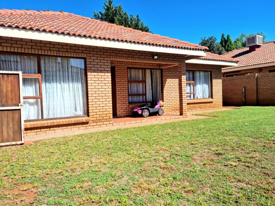 4 Bedroom Property for Sale in Roylglen Gardens Northern Cape